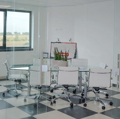 sala riunioni pareti divisorie in vetro